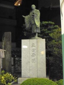 Honnoji Nichiren statue